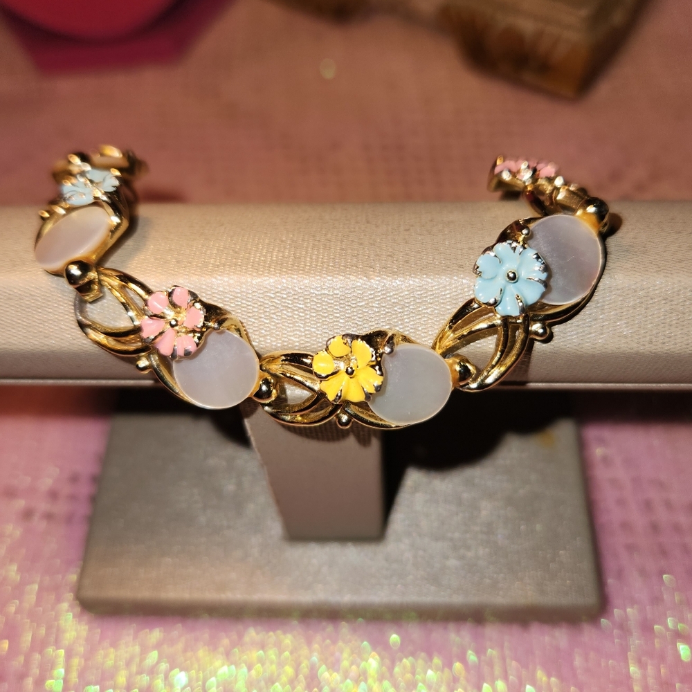 Vintage  Floral Bracelet EUC